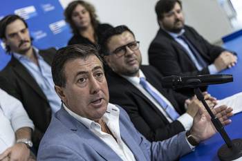 Richard Charamelo, Diego Durand y Leandro Claramunt, atrás: Lucas González, Santiago Gutiérrez y Macarena Rubio, en la casa del Partido Nacional. · Foto: Ernesto Ryan