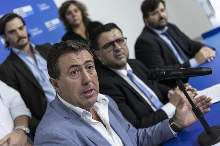 Richard Charamelo, Diego Durán y Leonardo Claramunt, atrás: Lucas González, Santiago Gutiérrez y Macarena Rubio, en la casa del Partido Nacional. · Foto: Ernesto Ryan