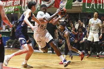 Nicolás Martínez, de Malvín, y Jamil Wilson, de Aguada, en el gimnasio de Aguada. · Foto: Alessandro Maradei
