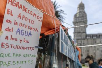 Carpa de las organizaciones sociales frente a la Torre Ejecutiva, el 6 de mayo. · Foto: Ernesto Ryan