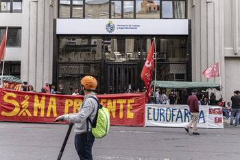 Concentración del Sindicato de la Industria del Medicamento y Afines, el 6 de mayo, fuera de la Dinatra. · Foto: Ernesto Ryan