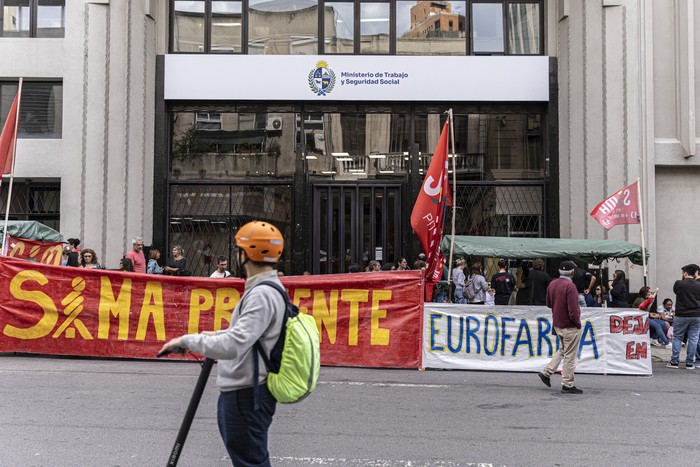Concentración del Sindicato de la Industria del Medicamento y Afines, el 6 de mayo, fuera de la Dinatra. · Foto: Ernesto Ryan