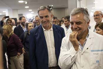 El presidente Yamandú Orsi y el director del Hospital de Clínicas, Álvaro Villar. · Foto: Mara Quintero