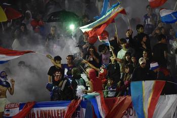 Hinchas de Lavalleja durante el partido Lavalleja-Rocha, revancha de las finales del Regional Este de la 21ª Copa Nacional de Selecciones, el 28 de febrero, en el Estadio Municipal Juan Antonio Lavalleja, en Minas. · Foto: Fernando Morán, Agencia Gamba