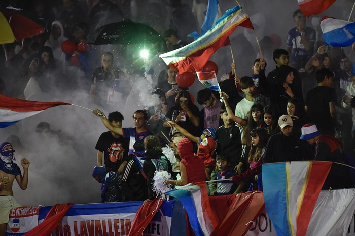 Hinchas de Lavalleja durante el partido Lavalleja vs Rocha, revancha de las finales del Regional Este de la 21ª Copa Nacional de Selecciones, el 28 de febrero de 2025 en el Estadio Municipal Juan Antonio Lavalleja, en Minas. · Foto: Fernando Morán, Agencia Gamba