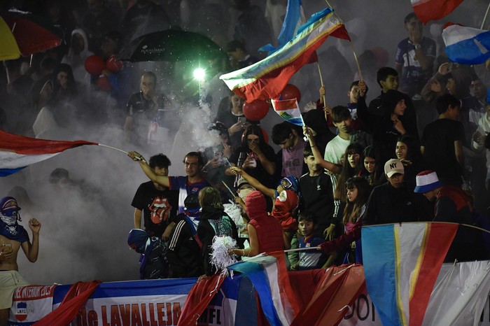 Hinchas de Lavalleja durante el partido contra Rocha, revancha de las finales del Regional Este de la 21ª Copa Nacional de Selecciones, el 28 de febrero, en el estadio municipal Juan Antonio Lavalleja, en Minas. · Foto: Fernando Morán, Agencia Gamba