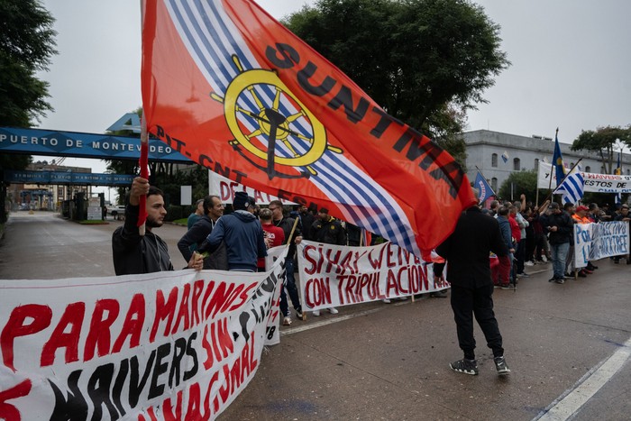 Movilización del Suntma frente al puerto de Montevideo (archivo, mayo de 2025). · Foto: Mara Quintero