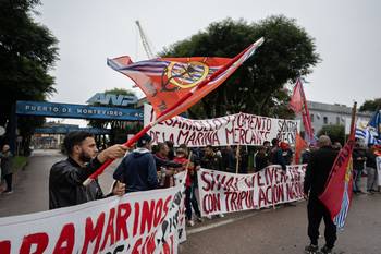 Trabajadores y delegados integrantes del Suntma, el 8 de mayo, en la Administración Nacional de Puertos, en Montevideo. · Foto: Mara Quintero