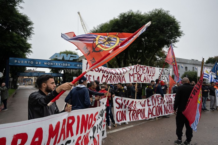 trabajadores y delegados integrantes del Sindicato Único de Trabajadores del Mar y Afines, el 8 de mayo, en la Administración Nacional de Puertos, en Montevideo. · Foto: Mara Quintero