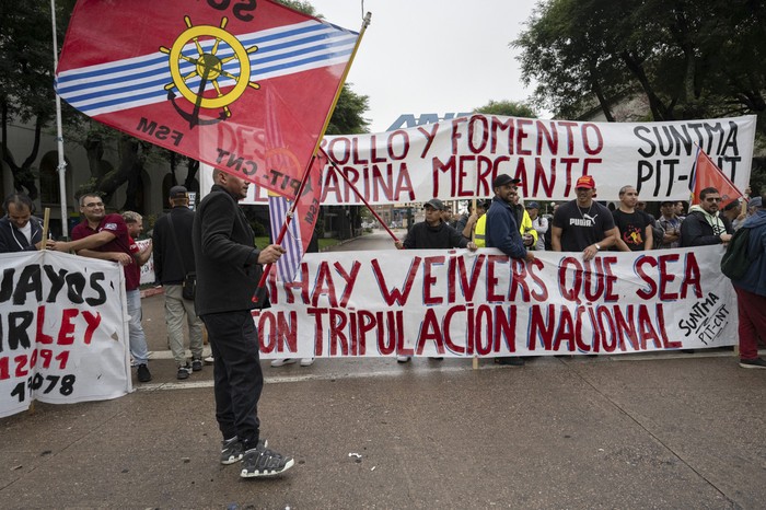 Movilización de trabajadores de la pesca frente al puerto de Montevideo (archivo, mayo de 2025). · Foto: Mara Quintero