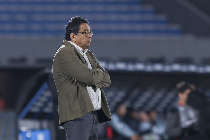 Danielo Núñez, director técnico de Cerro Largo, el 7 de mayo en el estadio Centenario. · Foto: Rodrigo Viera Amaral