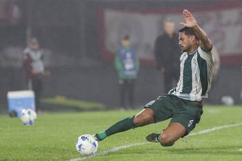 Guillermo Cotugno, de Racing, durante el partido ante Huracán, en el estadio Centenario, el 8 de mayo. · Foto: Rodrigo Viera Amaral