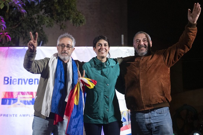 Salvador Schelotto, Verónica Piñeiro y Mario Bergara, el 8 de mayo, en el municipio F. · Foto: Alessandro Maradei