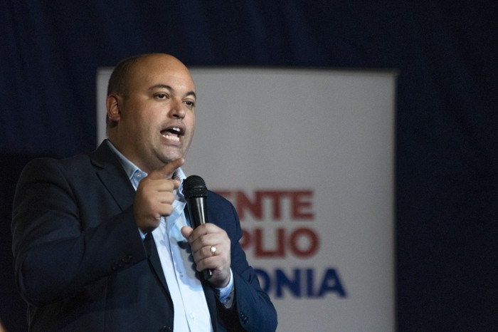 Nicolás Viera durante el acto de cierre de campaña del Frente Amplio en Colonia, el 8 de mayo. · Foto: Ignacio Dotti