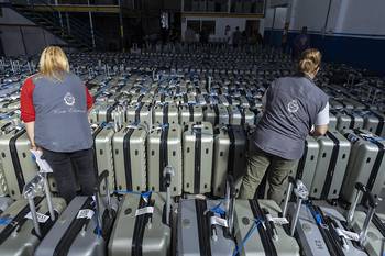 Funcionarios de la corte electoral preparando los materiales para las elecciones departamentales y municipales. · Foto: Rodrigo Viera Amaral