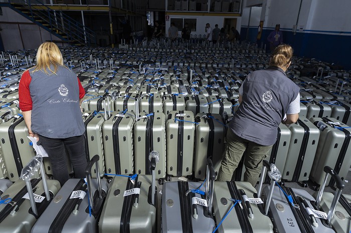 Funcionarios de la corte electoral preparando los materiales para las elecciones departamentales y municipales. · Foto: Rodrigo Viera Amaral
