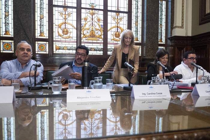 José López, Alejandro Sánchez, Carolina Cosse, Claudia Romero y Marcelo Castillo, el 9 de mayo, en la antesala del Senado, en el Palacio Legislativo. · Foto: Alessandro Maradei