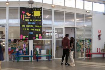 Fila de votación en el jardín de infantes 145 de Juan Lacaze durante las elecciones departamentales. · Foto: Ignacio Dotti