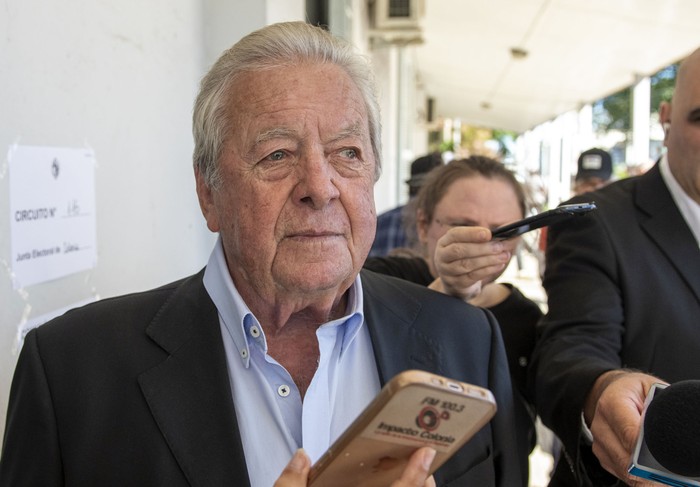 Carlos Moreira durante la votación en la escuela 10 de Nueva Helvecia. · Foto: Ignacio Dotti