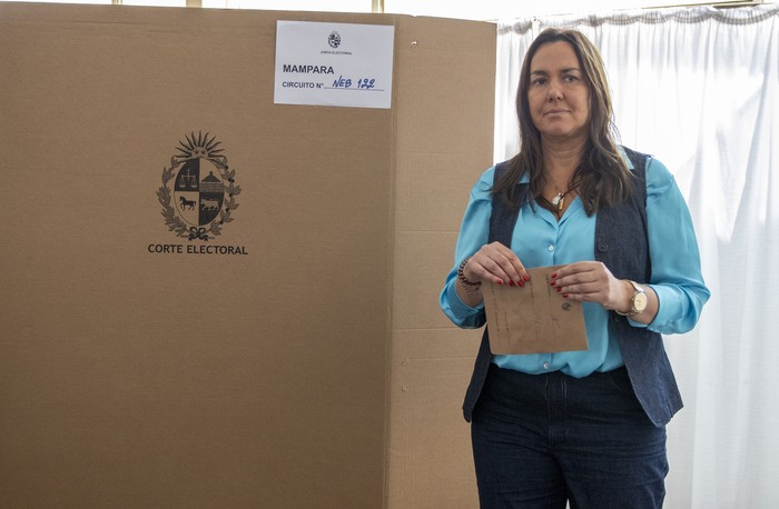 María de Lima durante las elecciones departamentales, el 11 de mayo, en Nueva Helvecia. · Foto: Ignacio Dotti