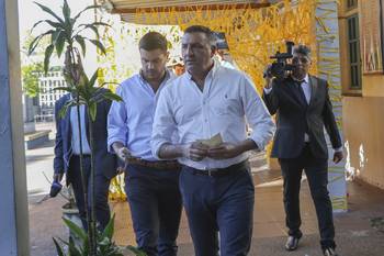 Carlos Albisu, cuando llegó a votar en Salto. · Foto: Vicente Massarino