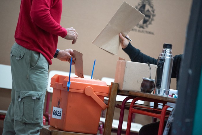 Elecciones departamentales., el 11 de mayo, en un liceo de El Pinar. · Foto: Gianni Schiaffarino