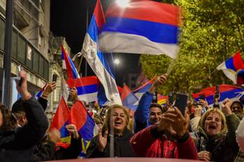Militantes en el comando de campaña de Daniel Ximénez, el 11 de mayo, en la plaza Libertad. · Foto: Fernando Morán