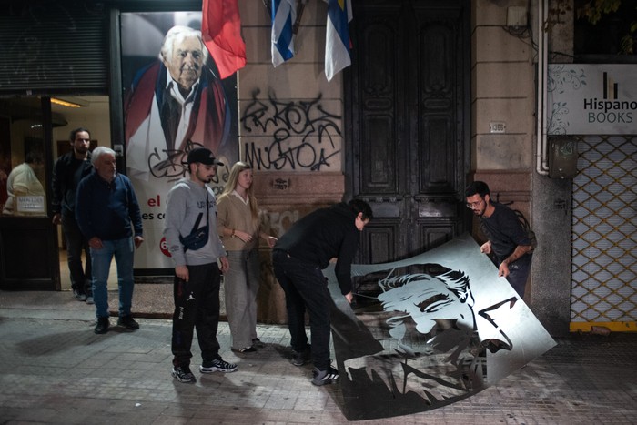 Sede del MPP, el 13 de mayo, luego de que se conociera la noticia sobre el fallecimiento de José Mujica. · Foto: Gianni Schiaffarino