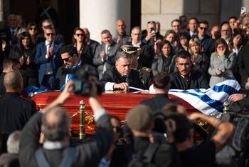 Yamandú Orsi, el 14 de mayo, en la plaza Independencia de Montevideo. · Foto: Gianni Schiaffarino