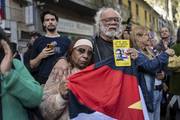 Militantes frente a la sede del MLN.