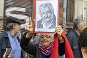 Militantes frente a la sede del Frente Amplio.