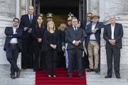 La vicepresidenta Carolina Cosse y el presidente Yamandú Orsi en la puerta del Palacio Legislativo.
