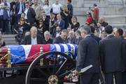 Momento en que el féretro deja la cureña y es trasladado al Salón de los Pasos Perdidos.