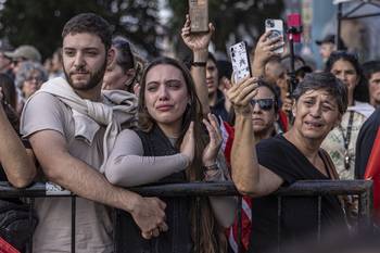 Público al paso del cortejo. · Foto: Ernesto Ryan