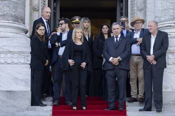 Carolina Cosse y Yamandú Orsi, el 14 de mayo, en el velatorio de José Mujica, en el Palacio Legislativo. · Foto: Rodrigo Viera Amaral
