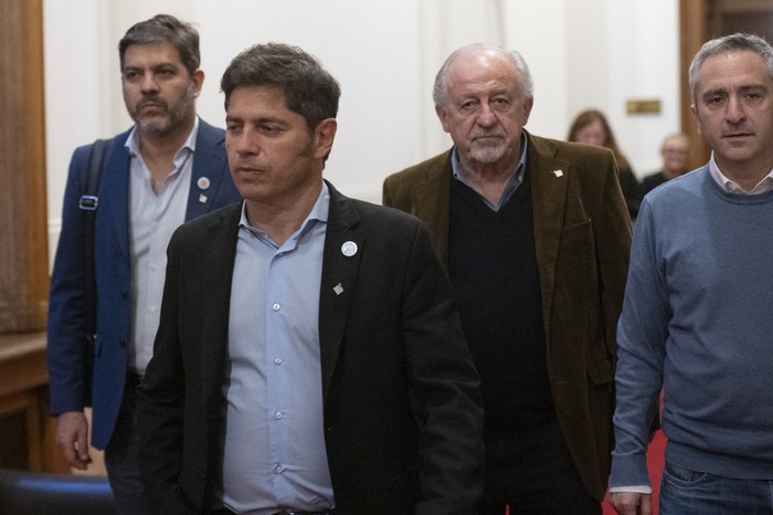 Axel Kicillof (2i), el 14 de mayo, en el Palacio Legislativo. · Foto: Alessandro Maradei