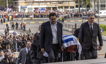 Alejandro Sánchez y Yamandú Orsi cargan el féretro en la escalinata del Palacio Legislativo. · Foto: Ernesto Ryan