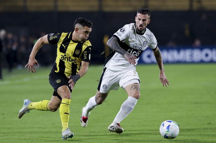 Leonardo Fernández, de Peñarol, y Darío Benedetto, de Olimpia, el 14 de mayo en el estadio Campeón del Siglo. · Foto: Rodrigo Viera Amaral