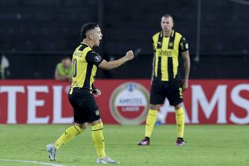 Leonardo Fernández, de Peñarol, tras convertir el primer gol de su equipo ante Olimpia, el 14 de mayo, en el estadio Campeón del Siglo. · Foto: Rodrigo Viera Amaral