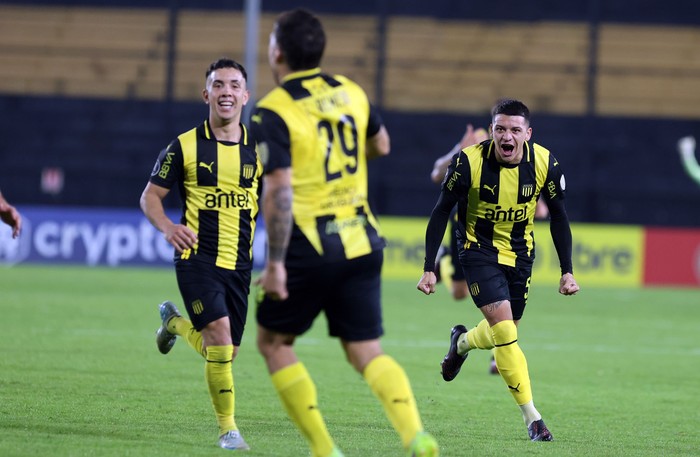 Peñarol vs Olimpia por la Copa Libertadores, en el Campeón del Siglo. · Foto: Rodrigo Viera Amaral