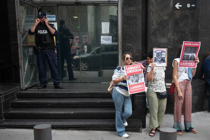 Movilización de damnificados por la estafa de Conexión Ganadera frente a fiscalía. Foto: Gianni Schiaffarino (archivo, mayo de 2025)