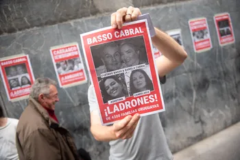 Movilización de damnificados por la estafa de Conexión Ganadera frente a la Fiscalía General de la Nación, en la Ciudad Vieja de Montevideo (archivo, mayo de 2025). · Foto: Gianni Schiaffarino