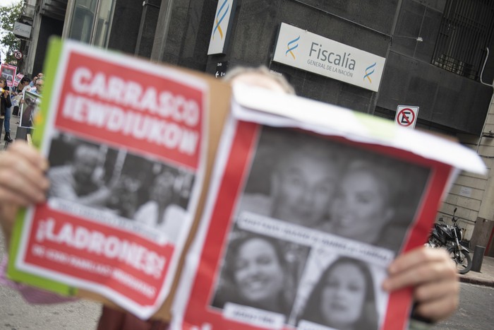 Movilización de damnificados por de Conexión Ganadera frente a fiscalía. (archivo, mayo de 2025) · Foto: Gianni Schiaffarino