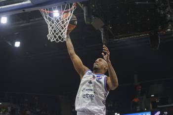 Ernesto Oglivie de Nacional, el 16 de mayo, durante una de las finales ante Aguada, en el Antel Arena. · Foto: Rodrigo Viera Amaral