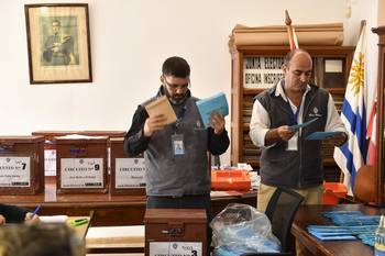 Escrutinio de votos observados, el sábado 17, en Minas. · Foto: Fernando Morán