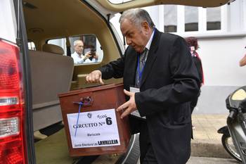 Miguel Azurica, representante electo del Partido Nacional en la Junta Electoral de Lavalleja, el 17 de mayo, durante el traslado de las urnas conteniendo los votos observados, desde la sede de la Junta Electoral hacia la Casa de la Cultura donde se realizó el escrutinio. · Foto: Fernando Morán