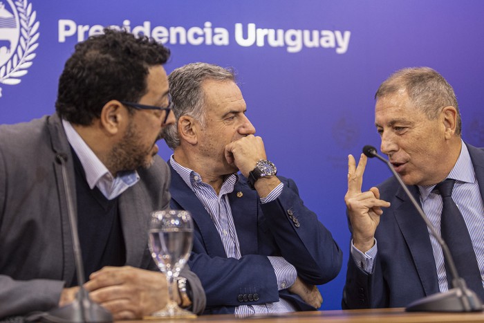 Alejandro Sánchez, Yamandú Orsi y Gabriel Oddone, en Torre Ejecutiva (archivo, mayo de 2025). · Foto: Ernesto Ryan