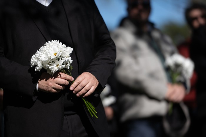 Instancia de homenaje a detenidos desaparecidos, el 20 de mayo, en el Memorial de los Detenidos Desaparecidos del Cerro. · Foto: Mara Quintero