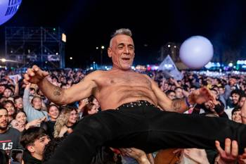 Alfredo _Chole_ Gianotti durante el recital de Abuela Coca en el Cosquín Rock 2025, en la Rural del Prado. · Foto: Rodrigo Viera Amaral