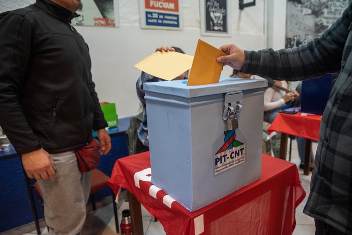 Durante la votación en el cierre del XV Congreso del Plenario Intersindical de Trabajadores, el 24 de mayo, en el PIT-CNT, en Montevideo. · Foto: Martín Varela Umpiérrez